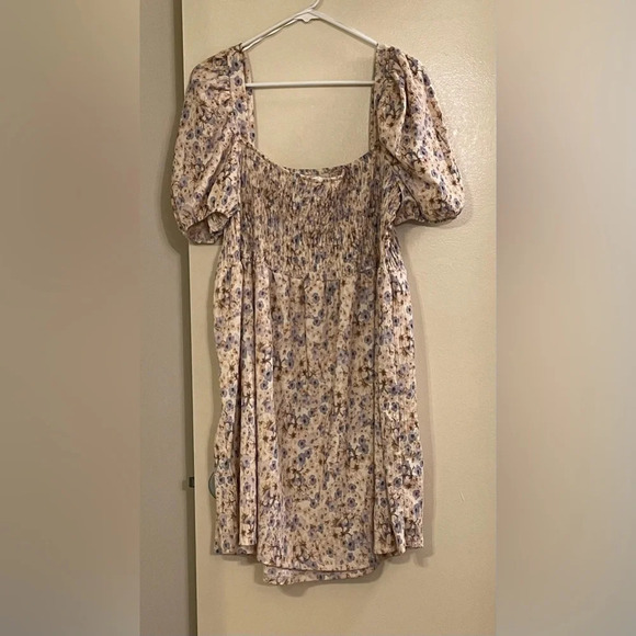 H&M Smocked Dress in Light Beige Small‎ Flowers - Picture 4 of 10